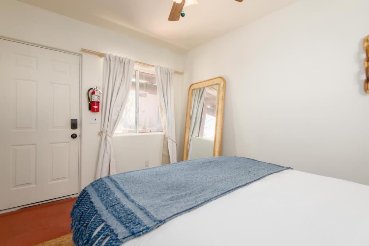 Renovated Lodge - Room 2 With Pool Access Joshua Tree Bagian luar foto