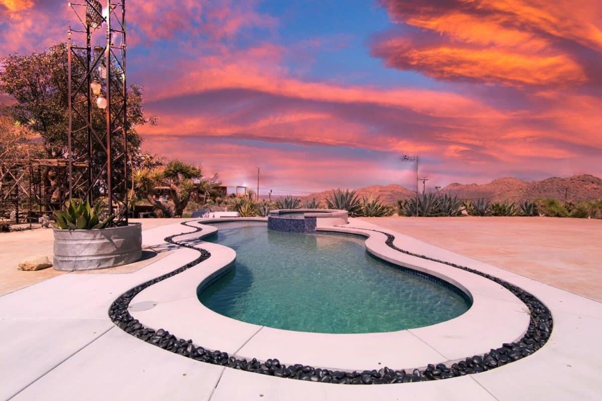 Renovated Lodge - Room 2 With Pool Access Joshua Tree Bagian luar foto