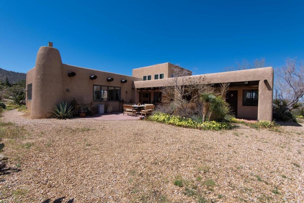Renovated Lodge - Room 2 With Pool Access Joshua Tree Bagian luar foto